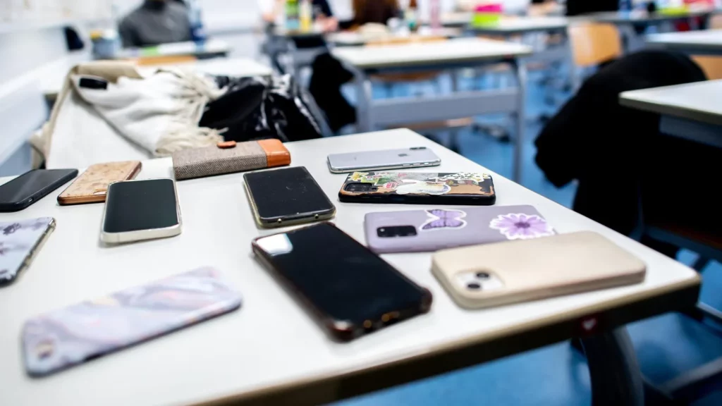 Anambra bans use of phone by students in secondary schools